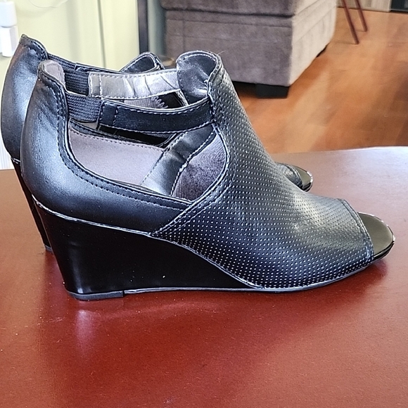 LifeStride Fanilla Black Wedge Sandals | Women’s Size 9 | Comfortable Slip-Ons - Picture 2 of 7